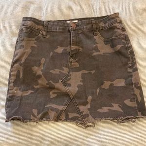 Camo mini skirt